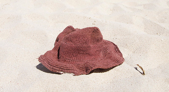 帽子の中の蒸れを防ぐために通気性の良い帽子を選ぶと良いでしょう。