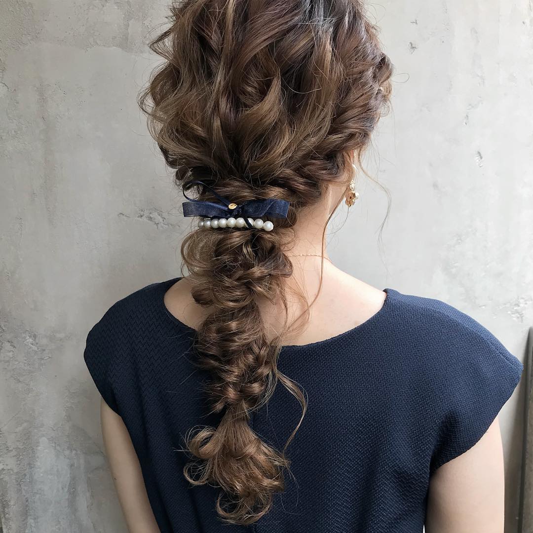 ロープ編みを使った華やかな編みおろしヘアアレンジ