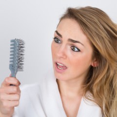 結んだヘアゴムを外す時に髪が抜ける原因とは？