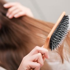 ヘアケア用の動物毛のブラシはスーツにも使える？