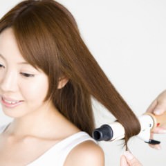 ヘアアイロンとパーマはどちらが髪によりダメージを与える？