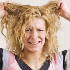 髪が傷んでチリチリになる原因とは？オススメの対処法も解説します！