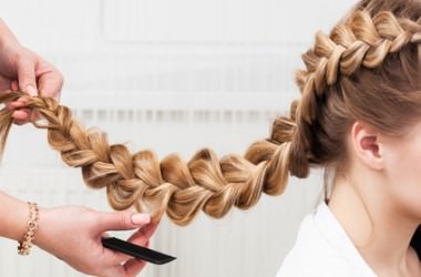 過度なヘアアレンジは抜け毛の原因に