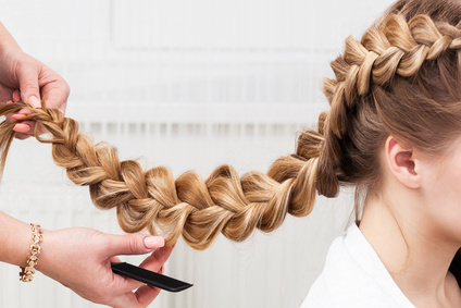 過度なヘアアレンジは抜け毛の原因に