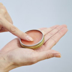 なかなか治らない頭皮かさぶたは治せるの？