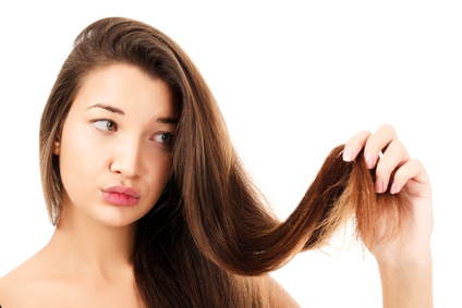髪の量が多い人は、どうすればボリュームダウンできる？