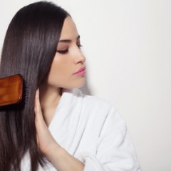 芸能人も御用達のAVEDAのパドルブラシ！魅力や効果的な使用方法は？