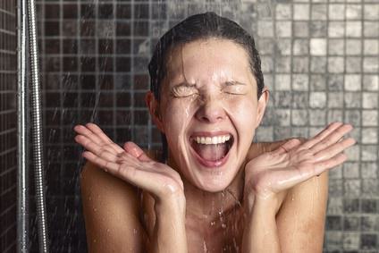 熱いシャワーは髪に悪影響