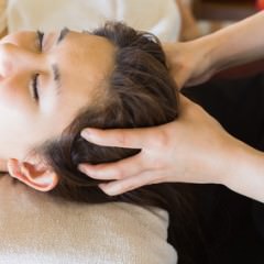 ヘッドスパは嬉しい効果がたくさん！効果的なツボもご紹介します！