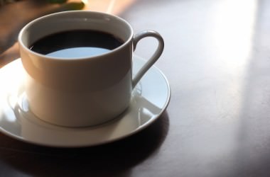 髪のために飲むならどっち？コーヒーVS紅茶