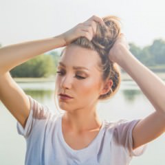 むくみをとるヘアマッサージ