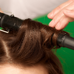 ヘアアイロンで綺麗なカールを作るには