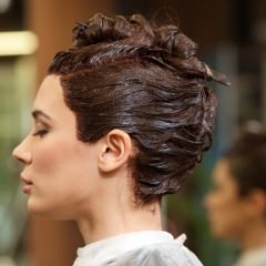 へアマニキュアで染めた髪にヘアカラーできる？