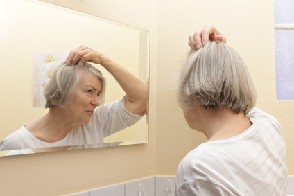 高齢者に多い頭皮のシミの原因とは