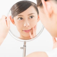 老けて見える首のしわの原因とは？首のしわのケアは美髪にも繋がる？