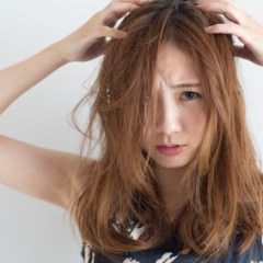 耳たぶを回して薄毛を解消！