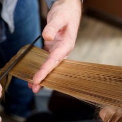 爪と爪を擦り合わせると髪が早く伸びるって本当？