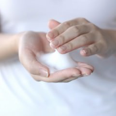 目元のシワ・たるみに頭皮マッサージは効果的？