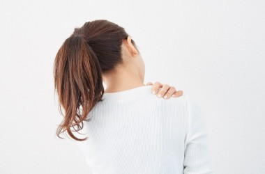 まとめ髪が原因で頭痛・肩こりを引き起こすの？
