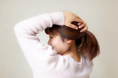 アップヘアで髪を引っ張りすぎるとシワの原因になるの？