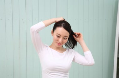 結んだヘアゴムを外す時に髪が抜ける原因とは？