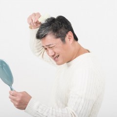 簡単に薄毛を隠せる増毛パウダーの仕組みとは？使い方や注意点もご紹介！