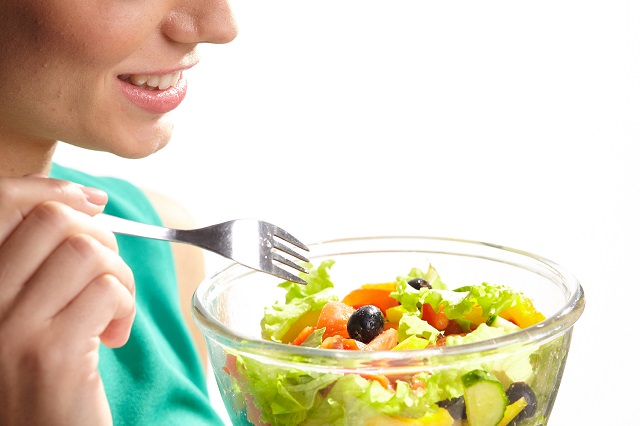 サラダを食べ過ぎるとヘアケア効果が弱まる？