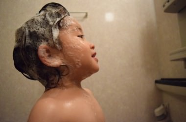 子供への基本のシャンプー方法