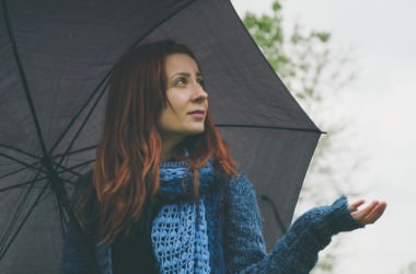 湿度が高い雨の日でも髪が乾燥する理由