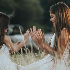 分け目から飛び出る短い毛の正体