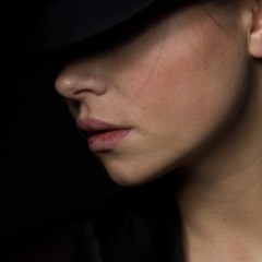 頭皮マッサージで美顔になれる？むくみやハリが改善する理由や頭皮マッサージの効果とは
