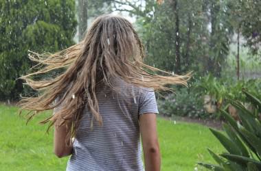 雨で髪が崩れた時のヘアセット方法