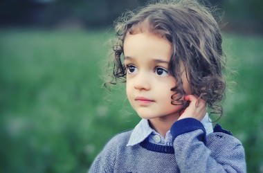 子供の髪をヘアアイロンで巻くのは良くないの？