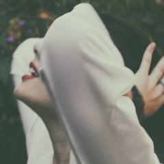 顔のしわは頭皮のたるみが原因？しわ対策は頭から！