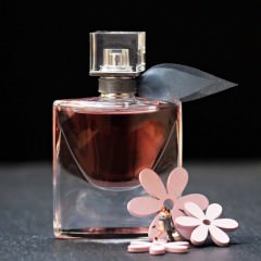 女性にも加齢臭はある！加齢臭を予防するには頭皮の臭い対策が大事！