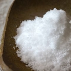 シャワーだけで湯船に浸からないのは髪に悪影響！？
