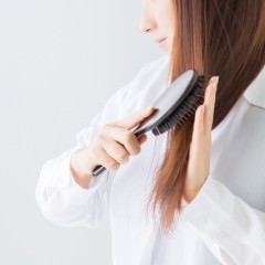 髪をとかしている時、髪がよく絡むことは傷んでいるサインなの？