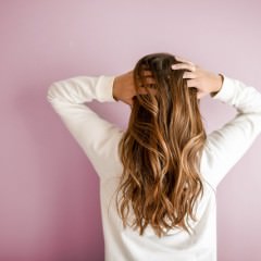 髪がパサパサになる原因と正しい対策について
