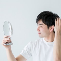 髪を引っ張ることによる影響は？けん引性脱毛症とは