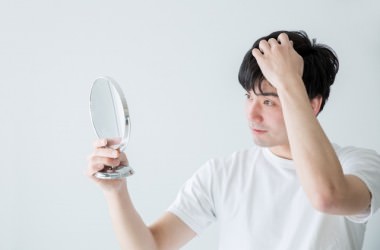 シャワーで髪が抜けるのはなぜ？正常の目安・増えたように見える理由・正しい洗い方を徹底解説