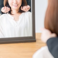 不自然にならない！オシャレにおくれ毛をサッと直す方法とは？