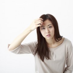 かきあげ女子に警告！髪のかきあげ過ぎで薄毛に？