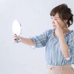 睡眠不足だと髪や「くすみ」「目の下のくま」に悪影響？寝つきを改善する方法もご紹介します！