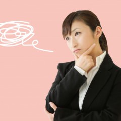 日の下だと髪の毛の色が変わるのはなぜ？