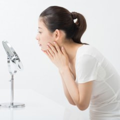 仕事のしすぎで顔にくすみが？！頭皮のコリと顔のくすみの関係とは