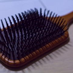 ヘアケア用の動物毛のブラシはスーツにも使える？