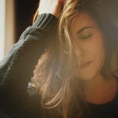 睡眠時間と姿勢が髪の毛に与える影響って？寝ている間にできるヘアケア方法とは