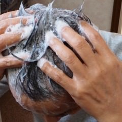 オイリーヘアの人は脂性フケに注意するべきなの？