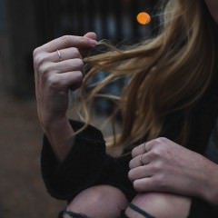 髪が傷むと枝毛が白く見える理由とは？