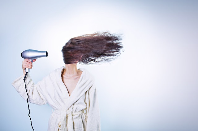 髪の広がりを抑える静電気防止アイテム